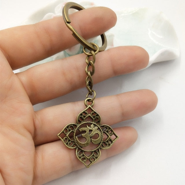 Porte-clés de protection Fleur de Lotus et symbole « Om »
