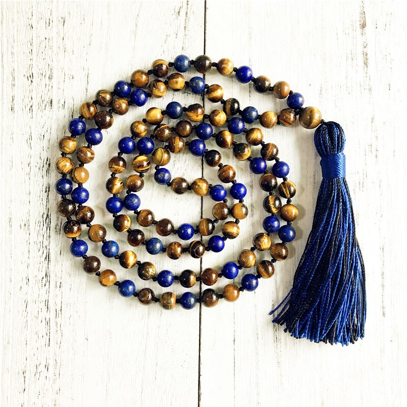 Ce magnifique Mala "Protection et Communication" composé de perles naturelles noués à la main, vous aidera à harmoniser vos relations et vous protégera des ondes négatives. Les perles naturelles et les matériaux de ce Mala superbe sont choisis avec soin et chaque Mala est fabriqué par des artisans passionnés de Yoga et de méditation. Chaque Mala est unique.