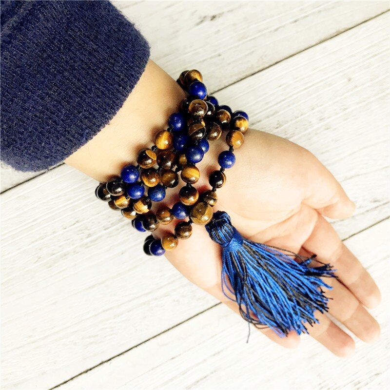 Ce magnifique Mala "Protection et Communication" composé de perles naturelles noués à la main, vous aidera à harmoniser vos relations et vous protégera des ondes négatives. Les perles naturelles et les matériaux de ce Mala superbe sont choisis avec soin et chaque Mala est fabriqué par des artisans passionnés de Yoga et de méditation. Chaque Mala est unique.