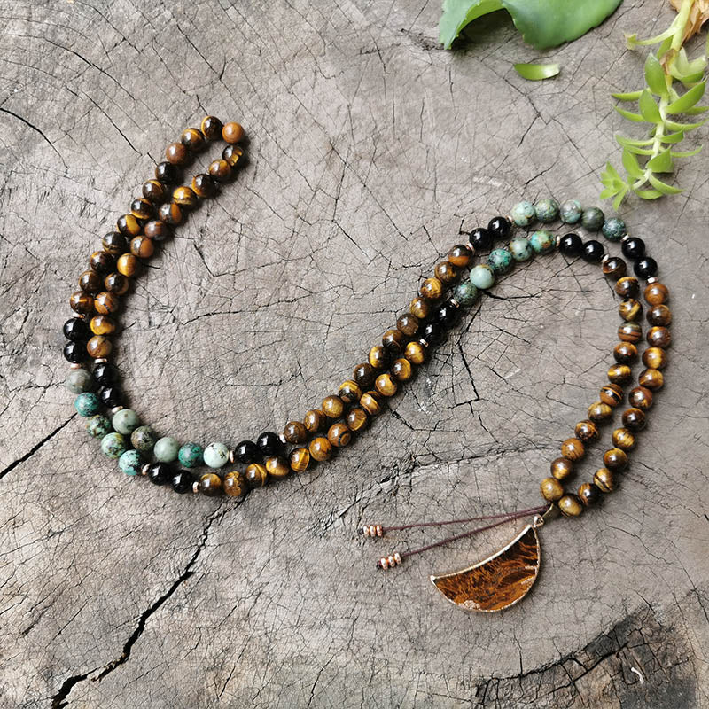 Vous vous sentez épuisé(e) ? Ce Collier "Lune Protectrice" est un cocktail d’énergies bienfaisantes permettant de lutter contre les difficultés de la vie. Cette délicieuse combinaison de pierres aux couleurs chaudes et rafraîchissantes, vous aidera à traverser les journées avec aisance. Portez ce collier et ressentez immédiatement une vitalité, une protection et rien ne peut vous atteindre.