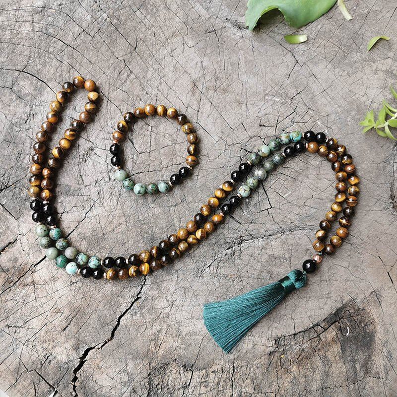 Vous vous sentez épuisé(e) ? Ce Collier "Lune Protectrice" est un cocktail d’énergies bienfaisantes permettant de lutter contre les difficultés de la vie. Cette délicieuse combinaison de pierres aux couleurs chaudes et rafraîchissantes, vous aidera à traverser les journées avec aisance. Portez ce collier et ressentez immédiatement une vitalité, une protection et rien ne peut vous atteindre.