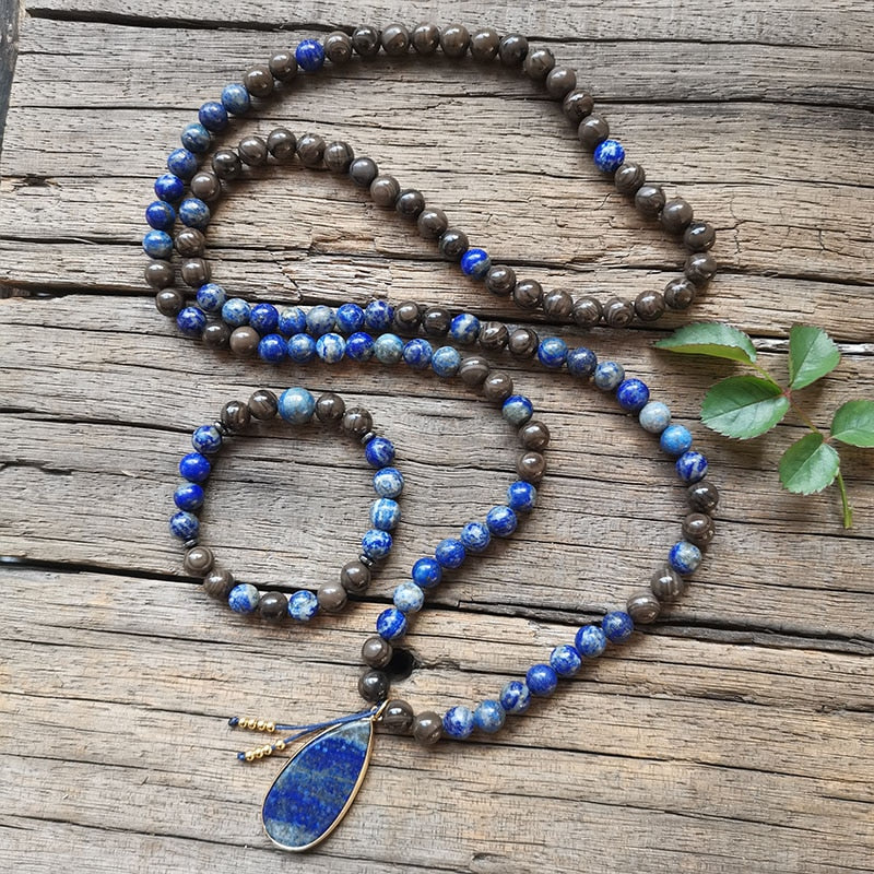 Ce puissant collier mala "confiance en soi" en Lapis Lazuli et Bronzite, lorsqu'il est porté avec intention, aide à se concentrer et à fixer des intentions positives pour soi-même qui cultivent l'amour de soi et la force de caractère. Avec sa combinaison de couleurs audacieuses entre les pierres bleues lapis-lazuli et les accents bronzés de la bronzite, ce collier est un beau rappel de la confiance en son intuition et de la foi en ses décisions.