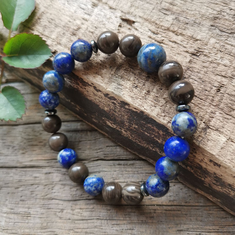 Ce puissant collier mala "confiance en soi" en Lapis Lazuli et Bronzite, lorsqu'il est porté avec intention, aide à se concentrer et à fixer des intentions positives pour soi-même qui cultivent l'amour de soi et la force de caractère. Avec sa combinaison de couleurs audacieuses entre les pierres bleues lapis-lazuli et les accents bronzés de la bronzite, ce collier est un beau rappel de la confiance en son intuition et de la foi en ses décisions.