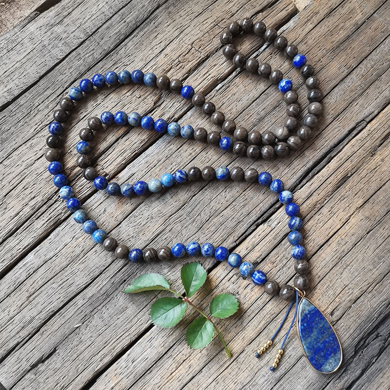 Ce puissant collier mala "confiance en soi" en Lapis Lazuli et Bronzite, lorsqu'il est porté avec intention, aide à se concentrer et à fixer des intentions positives pour soi-même qui cultivent l'amour de soi et la force de caractère. Avec sa combinaison de couleurs audacieuses entre les pierres bleues lapis-lazuli et les accents bronzés de la bronzite, ce collier est un beau rappel de la confiance en son intuition et de la foi en ses décisions.