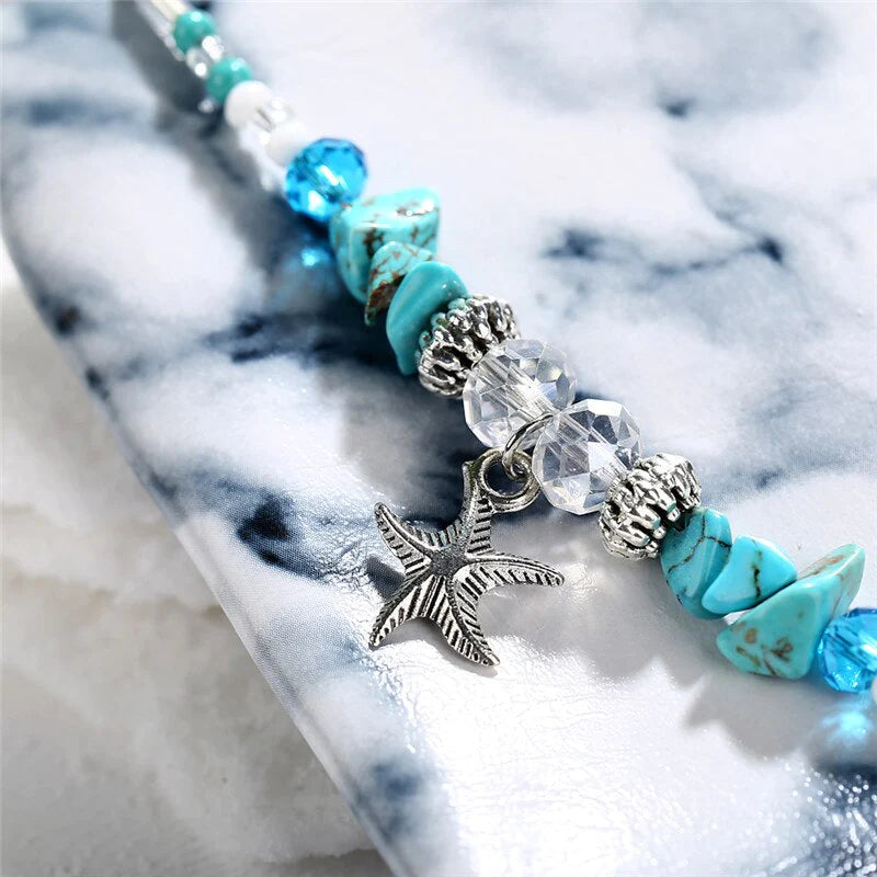 Un magnifique bracelet de cheville pour montrer votre sensualité ! Ce bracelet de cheville est le moyen idéal d'ajouter une touche de glamour et de sensualité à votre look. Il comporte des perles turquoise naturelles et d'une délicate breloques en forme d'étoile de mer, ce qui en fait une chaîne de cheville parfaite pour toute occasion spéciale.
