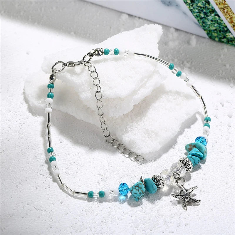 Un magnifique bracelet de cheville pour montrer votre sensualité ! Ce bracelet de cheville est le moyen idéal d'ajouter une touche de glamour et de sensualité à votre look. Il comporte des perles turquoise naturelles et d'une délicate breloques en forme d'étoile de mer, ce qui en fait une chaîne de cheville parfaite pour toute occasion spéciale.