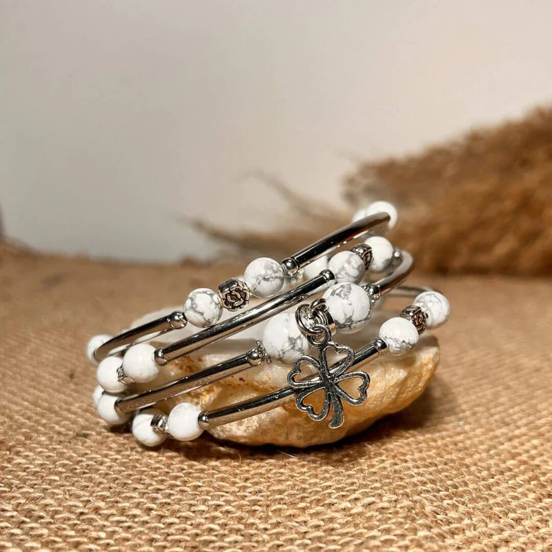 Prêt(e) à faire entrer la chance dans votre vie ? Notre bracelet "Chance" en pierres naturelles est le moyen idéal pour y parvenir. Ces bracelets sont soigneusement fabriqués avec de magnifiques pierres naturelles, et sont parfaits pour ajouter un peu de joie spirituelle à votre journée. Avec un élégant trèfle à quatre feuilles comme pièce maîtresse,