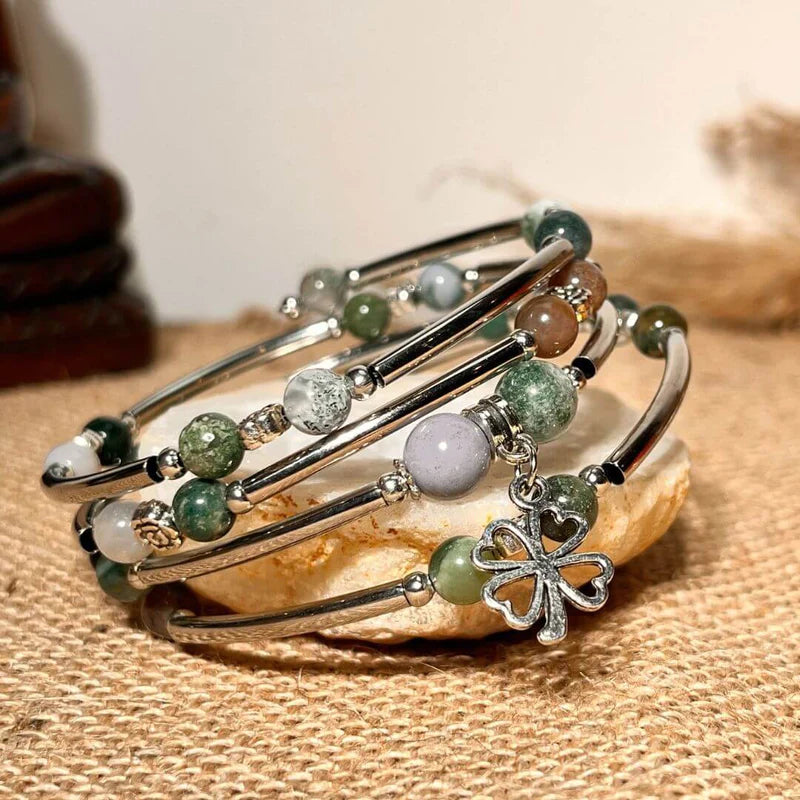 Prêt(e) à faire entrer la chance dans votre vie ? Notre bracelet "Chance" en pierres naturelles est le moyen idéal pour y parvenir. Ces bracelets sont soigneusement fabriqués avec de magnifiques pierres naturelles, et sont parfaits pour ajouter un peu de joie spirituelle à votre journée. Avec un élégant trèfle à quatre feuilles comme pièce maîtresse,
