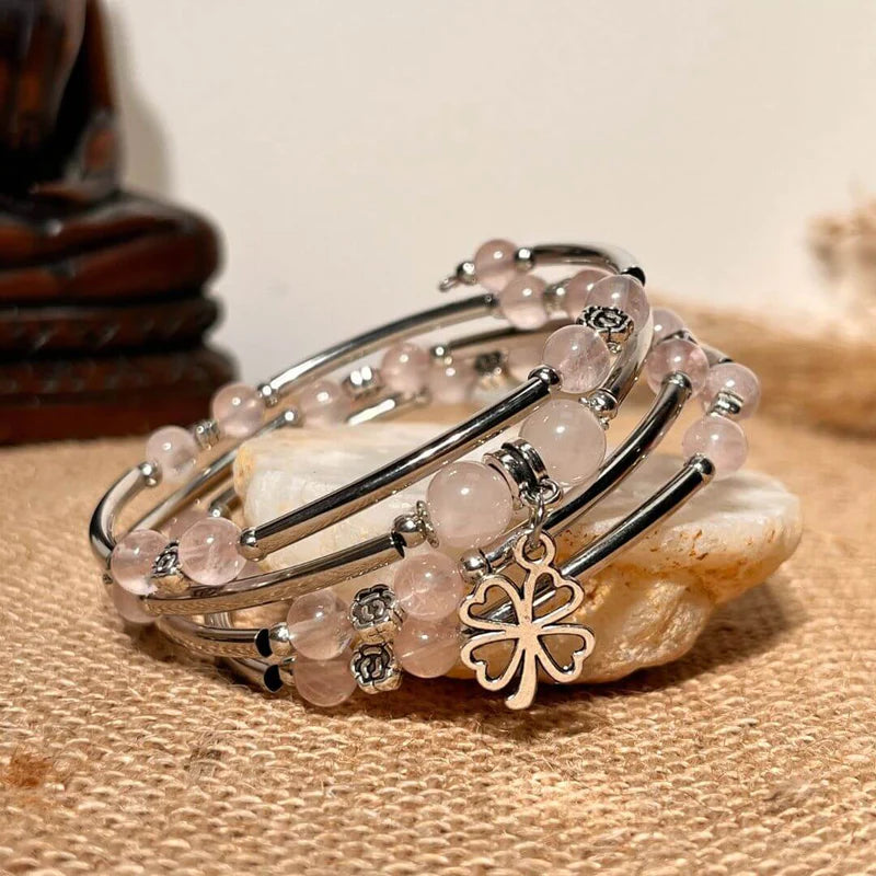 Prêt(e) à faire entrer la chance dans votre vie ? Notre bracelet "Chance" en pierres naturelles est le moyen idéal pour y parvenir. Ces bracelets sont soigneusement fabriqués avec de magnifiques pierres naturelles, et sont parfaits pour ajouter un peu de joie spirituelle à votre journée. Avec un élégant trèfle à quatre feuilles comme pièce maîtresse,