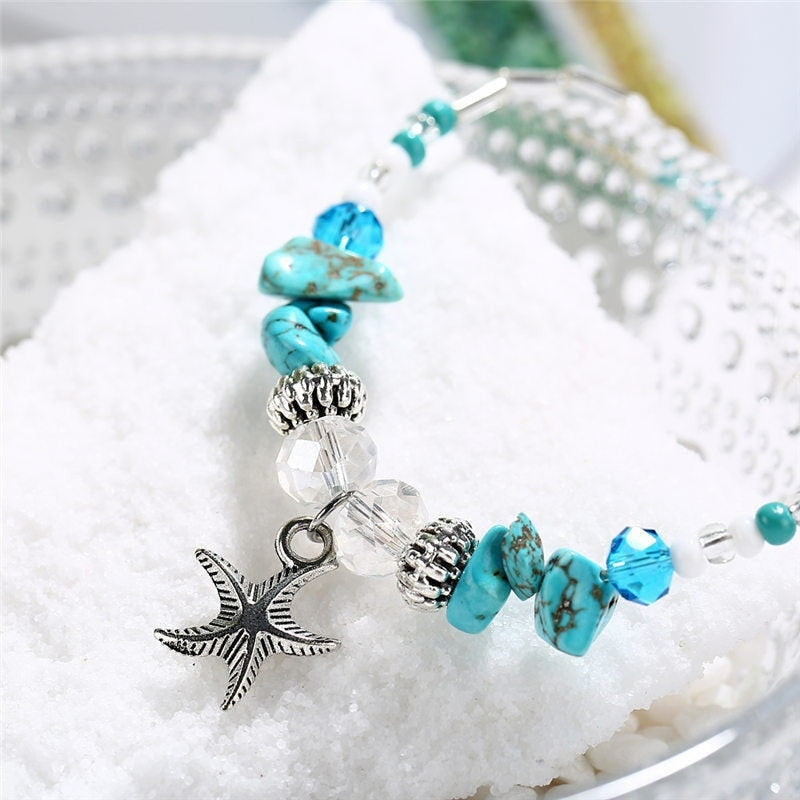 Un magnifique bracelet de cheville pour montrer votre sensualité ! Ce bracelet de cheville est le moyen idéal d'ajouter une touche de glamour et de sensualité à votre look. Il comporte des perles turquoise naturelles et d'une délicate breloques en forme d'étoile de mer, ce qui en fait une chaîne de cheville parfaite pour toute occasion spéciale.