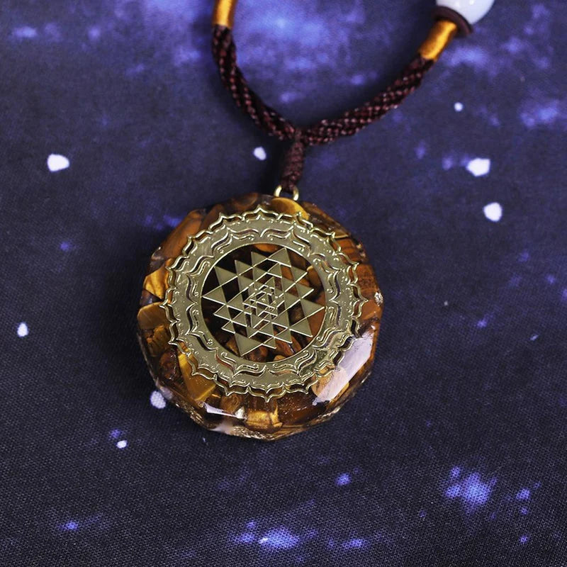 Pendentif Orgonite "Sri Yantra - Protection Sacrée" en Oeil de Tigre