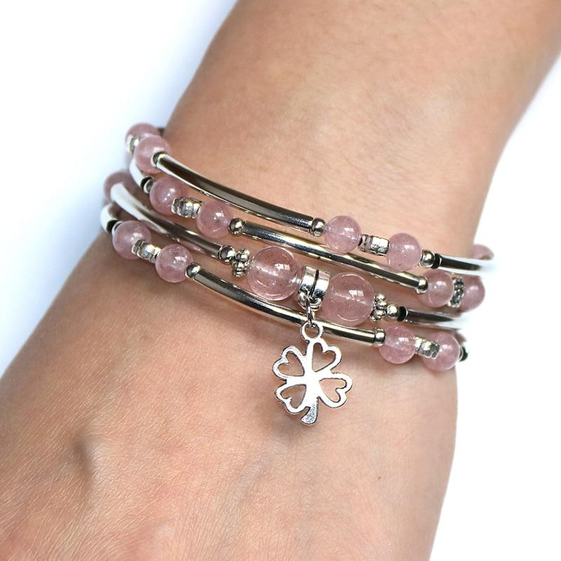 Prêt(e) à faire entrer la chance dans votre vie ? Notre bracelet "Chance" en pierres naturelles est le moyen idéal pour y parvenir. Ces bracelets sont soigneusement fabriqués avec de magnifiques pierres naturelles, et sont parfaits pour ajouter un peu de joie spirituelle à votre journée. Avec un élégant trèfle à quatre feuilles comme pièce maîtresse,