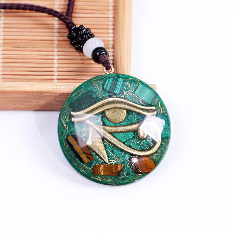 Ce pendentif Œil d'Horus est un outil spirituel puissant qui peut vous aider de nombreuses façons. Pierre protectrice, la Malachite aide à lutter contre le mal. Cette pierre agit comme un déboucheur d’énergies congestionnées. Elle purifie les corps physiques et émotionne de leurs impuretés. L'œil de tigre vous aide