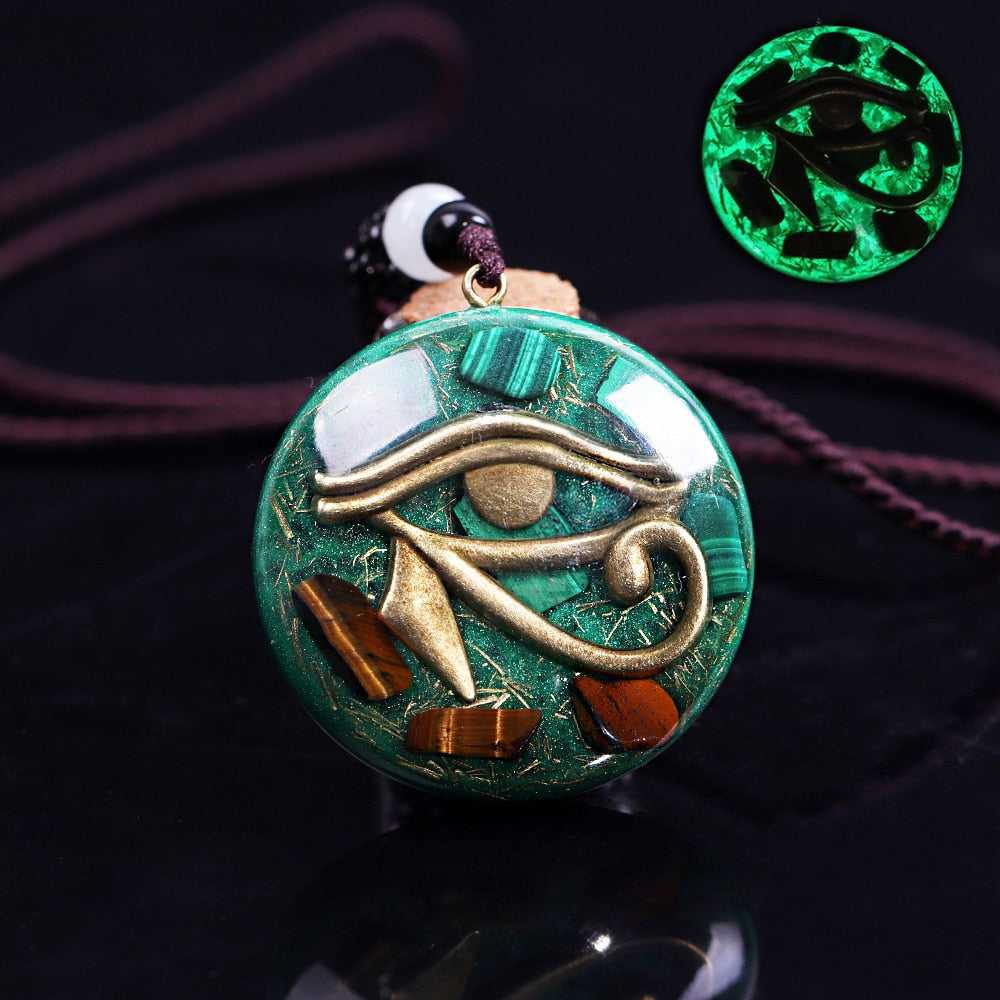 Ce pendentif Œil d'Horus est un outil spirituel puissant qui peut vous aider de nombreuses façons. Pierre protectrice, la Malachite aide à lutter contre le mal. Cette pierre agit comme un déboucheur d’énergies congestionnées. Elle purifie les corps physiques et émotionne de leurs impuretés. L'œil de tigre vous aide
