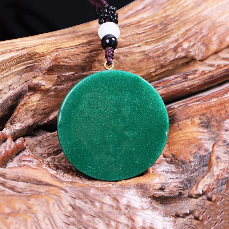 Ce pendentif Œil d'Horus est un outil spirituel puissant qui peut vous aider de nombreuses façons. Pierre protectrice, la Malachite aide à lutter contre le mal. Cette pierre agit comme un déboucheur d’énergies congestionnées. Elle purifie les corps physiques et émotionne de leurs impuretés. L'œil de tigre vous aide
