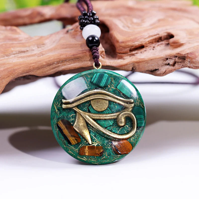 Ce pendentif Œil d'Horus est un outil spirituel puissant qui peut vous aider de nombreuses façons. Pierre protectrice, la Malachite aide à lutter contre le mal. Cette pierre agit comme un déboucheur d’énergies congestionnées. Elle purifie les corps physiques et émotionne de leurs impuretés. L'œil de tigre vous aide