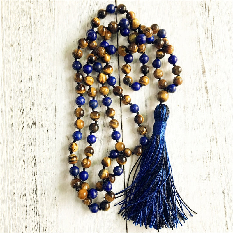 Ce magnifique Mala "Protection et Communication" composé de perles naturelles noués à la main, vous aidera à harmoniser vos relations et vous protégera des ondes négatives. Les perles naturelles et les matériaux de ce Mala superbe sont choisis avec soin et chaque Mala est fabriqué par des artisans passionnés de Yoga et de méditation. Chaque Mala est unique.