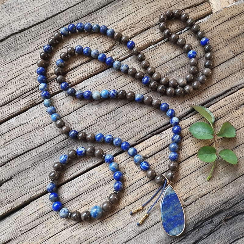 Ce puissant collier mala "confiance en soi" en Lapis Lazuli et Bronzite, lorsqu'il est porté avec intention, aide à se concentrer et à fixer des intentions positives pour soi-même qui cultivent l'amour de soi et la force de caractère. Avec sa combinaison de couleurs audacieuses entre les pierres bleues lapis-lazuli et les accents bronzés de la bronzite, ce collier est un beau rappel de la confiance en son intuition et de la foi en ses décisions.
